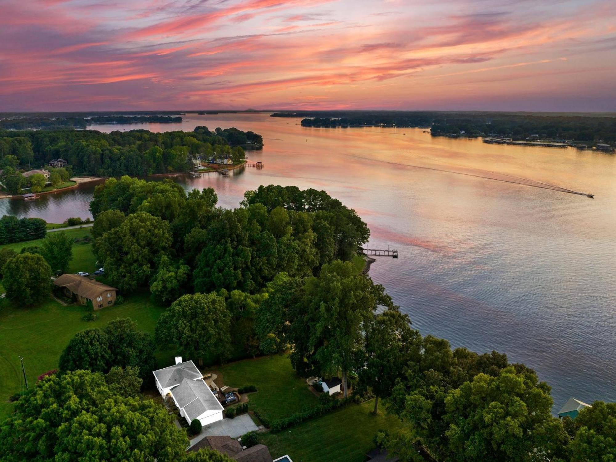 Lakefront Living Мурсвилл Экстерьер фото